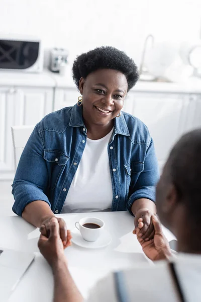 Senior Afrikansk Amerikansk Kvinna Ler Och Håller Hand Med Make — Stockfoto