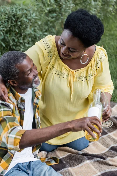 Ανώτερος Αφροαμερικάνος Χαμογελά Και Ρίχνει Κρασί Ποτήρι Κοντά Στην Ευτυχισμένη — Φωτογραφία Αρχείου