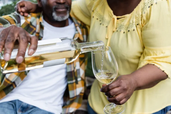 Kıdemli Afro Amerikan Bir Adamın Karısının Yanında Bardağa Şarap Doldurduğu — Stok fotoğraf