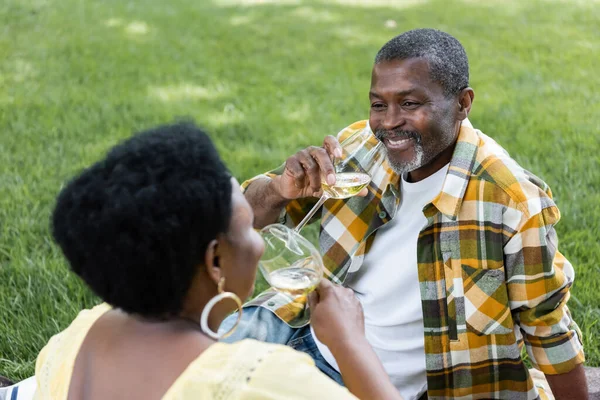 Feliz Sênior Casal Africano Americano Beber Vinho Durante Piquenique — Fotografia de Stock