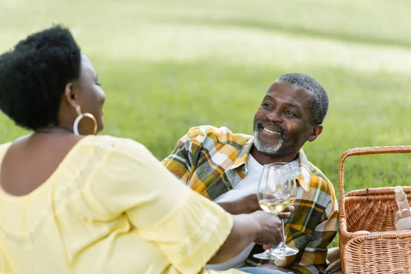 Χαμογελαστό Και Ηλικιωμένο Αφροαμερικάνικο Ζευγάρι Που Κρατάει Ποτήρια Κρασί Κατά — Φωτογραφία Αρχείου