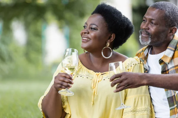 Gülümseyen Kıdemli Afrikalı Amerikalı Çift Ellerinde Şarap Kadehleriyle — Stok fotoğraf