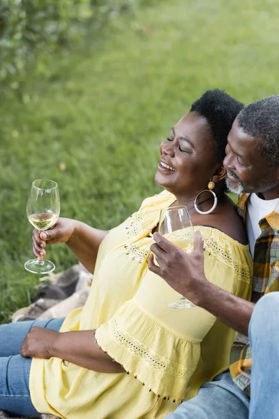 Gülümseyen Kıdemli Afro Amerikan Çifti Ellerinde Şarap Kadehleriyle Yüksek Açılı — Stok fotoğraf