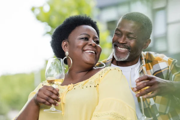 Coppia Afro Americana Positiva Anziana Che Tiene Bicchieri Vino — Foto Stock