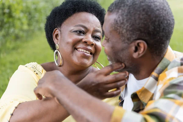 Egy Boldog Idős Afro Amerikai Pár Portréja Akik Egymásra Néznek — Stock Fotó