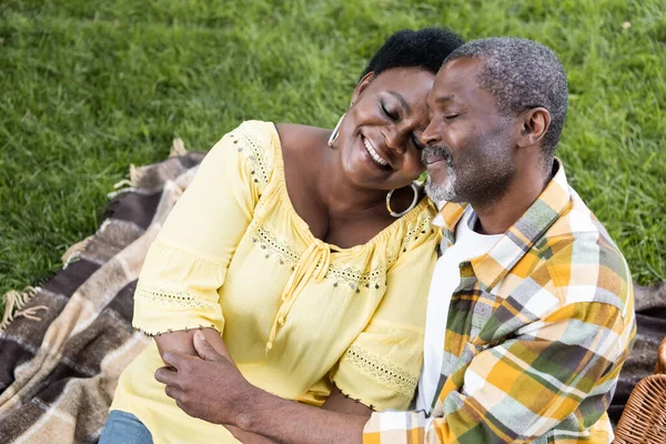 Piknik Sırasında Gözleri Kapalı Kucaklaşan Neşeli Yaşlı Afrikalı Amerikalı Çift — Stok fotoğraf