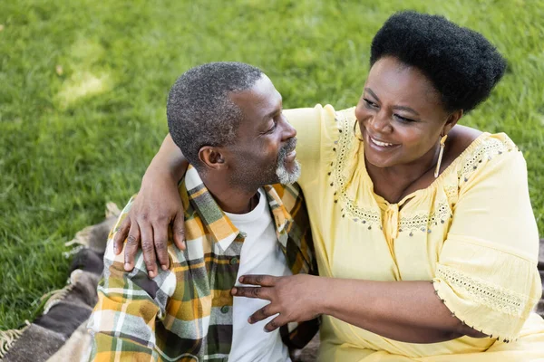 Visão Alto Ângulo Casal Afro Americano Sênior Abraçando Sorrindo Parque — Fotografia de Stock