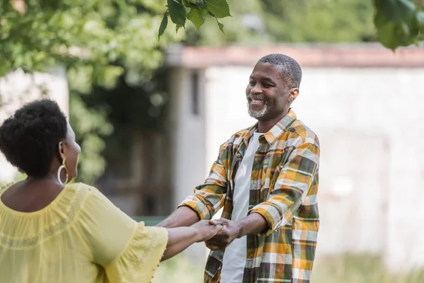 Senior Africano Americano Pareja Sonriendo Bailando Parque —  Fotos de Stock