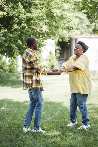 Longitud Completa Pareja Afroamericana Senior Sonriendo Bailando Parque — Foto de Stock