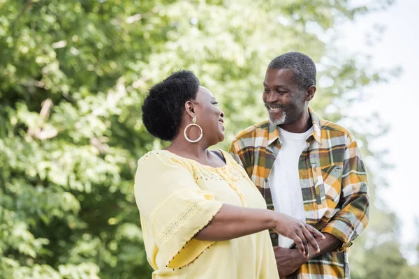 Feliz Casal Africano Sênior Americano Olhando Uns Para Outros Parque — Fotografia de Stock