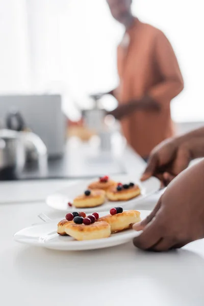 Cropped View African American Woman Holding Plates Ukrainian Pancakes Berries — Stock Photo, Image
