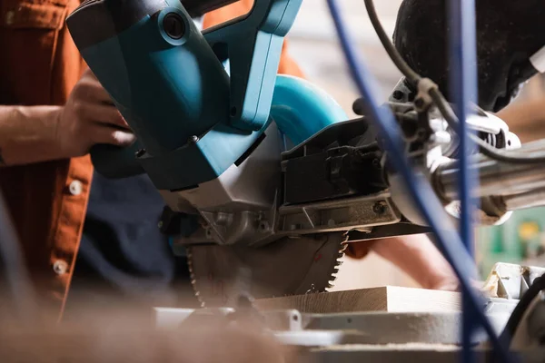 Cropped View Woodworker Miter Saw Blurred Foreground — Stock Photo, Image