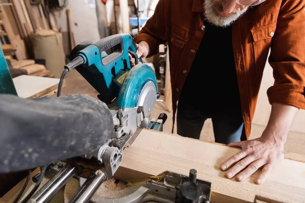 Vue Partielle Planche Découper Charpentier Avec Scie Onglets Atelier Menuiserie — Photo