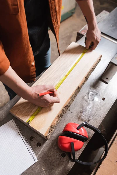 Teilansicht Des Möbeldesigners Mit Bleistift Messtafel Auf Werkbank — Stockfoto