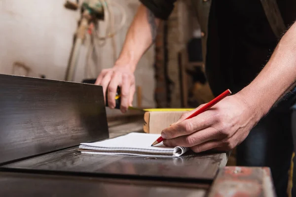 Vágott Kilátás Ácsok Írás Notebook Miközben Dolgozik Műhelyben — Stock Fotó