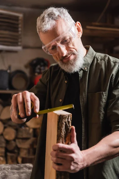 Grey Haired Woodworker Measuring Board Workshop — Stock Photo, Image