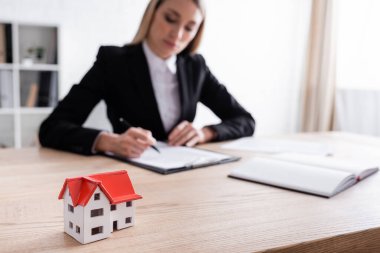 ev modelinin seçici odağı ve bulanık arkaplan üzerindeki bulanık noter imza sözleşmesi