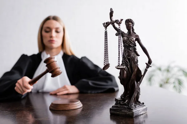 Selective Focus Themis Statue Judge Gavel Blurred Background — стоковое фото