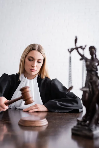 Judge Holding Gavel Blurred Themis Statue Desk — Stock Photo, Image