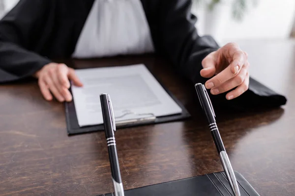 Vista Parcial Del Fiscal Que Llega Pluma Mientras Está Sentado — Foto de Stock