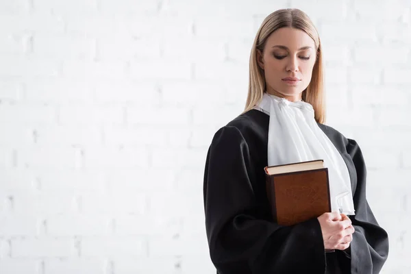 Blonde Prosecutor Black Mantle Standing Book White Wall — Stock Photo, Image