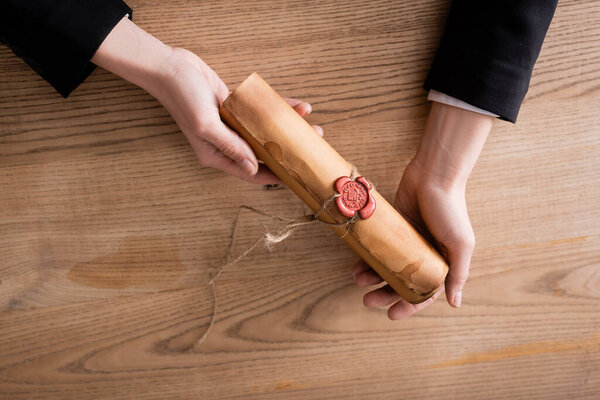 вид сверху на обрезанный нотариус 