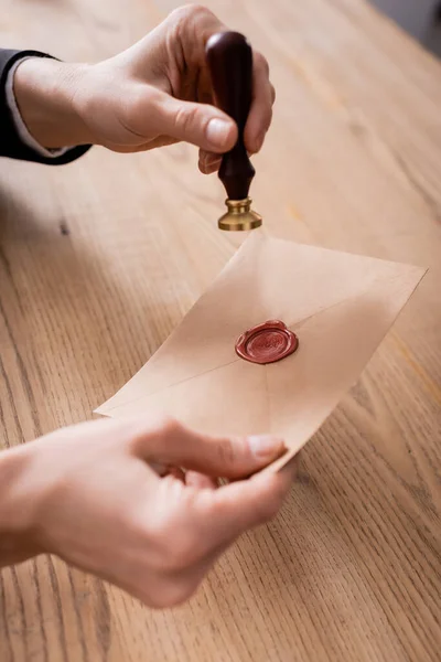 Visão Recortada Carimbo Retenção Notário Envelope Papel Artesanal Com Selo — Fotografia de Stock