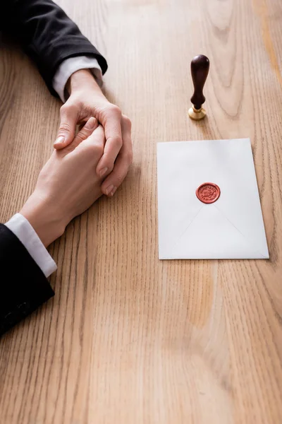 Gedeeltelijke Weergave Van Advocaat Buurt Van Stempel Enveloppe Verzegeld Met — Stockfoto