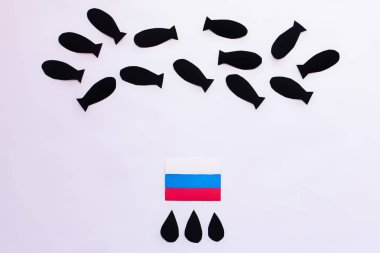 Beyaz zemin üzerinde Rus bayrağı, Ukrayna konseptinde savaş. 