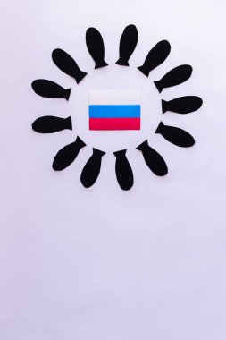 Rus bayrağının üst görünümü ve beyaz zemin üzerindeki kağıt bombalarından çerçeve 