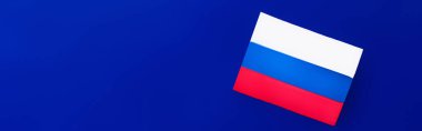 Fotokopi alanı ve afişi olan mavi arkaplandaki Rus bayrağının üst görünümü 