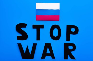 Rus bayrağının en üst görüntüsü ve mavi arkaplanda savaş harflerini durdurma 