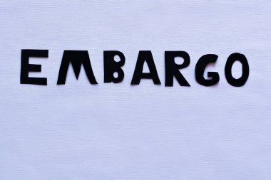 Beyaz arkaplanda ambargo harflerinin üst görünümü 