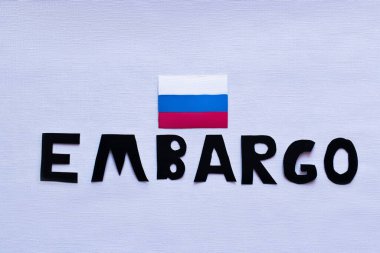 Beyaz arka planda Rus bayrağı ve ambargo yazıları, Ukrayna konseptinde savaş 