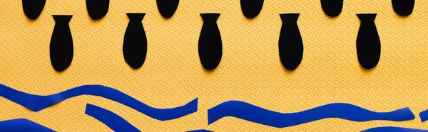 Horní Pohled Karton Moře Papírové Bomby Texturovaném Žlutém Pozadí Banner — Stock fotografie