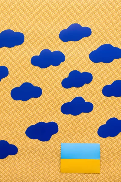 Верхній Вид Паперових Хмар Над Україніанським Прапором Текстурованому Жовтому Тлі — стокове фото