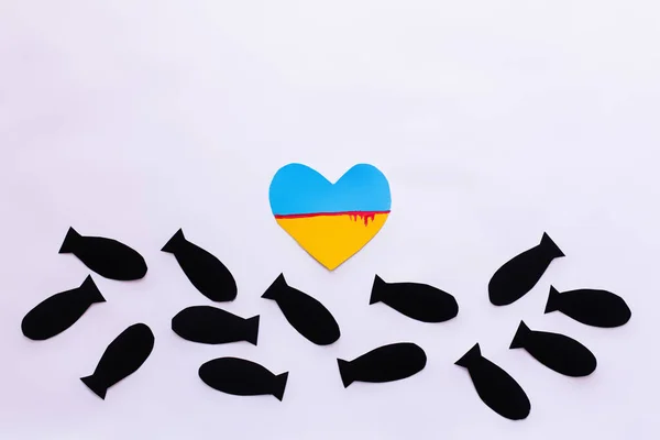 Vista Superior Bandera Ucraniana Con Sangre Forma Corazón Cerca Bombas — Foto de Stock
