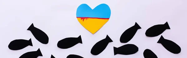 Vista Superior Bandera Ucraniana Forma Corazón Cerca Bombas Papel Sobre —  Fotos de Stock