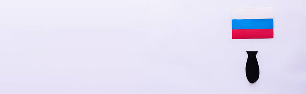 Вид сверху флага и бумажной бомбы на белом фоне, баннер 