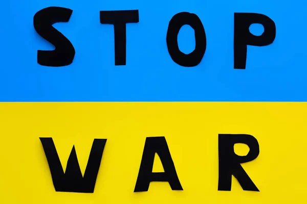 停止在乌克兰国旗上书写战争文字的最高视图 — 图库照片