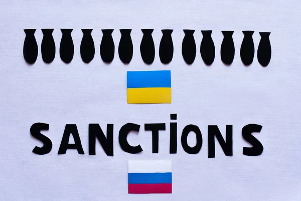 Beyaz Arka Planda Ukrayna Rusya Bayraklarına Yakın Kağıt Bombaları Yaptırımlar — Stok fotoğraf