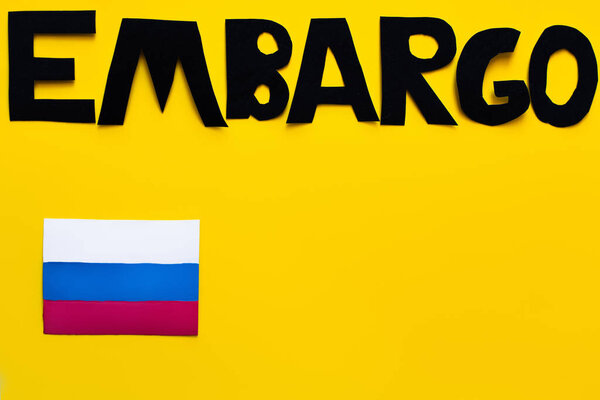 Верхний вид эмбарго с надписью рядом с российским флагом на желтом фоне, война в украинской концепции 