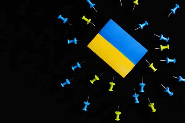 Widok Góry Ukraińskiej Flagi Pobliżu Szpilki Odizolowane Czarno — Zdjęcie stockowe