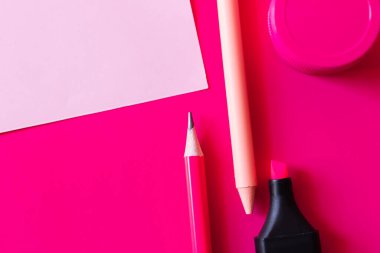 Kırtasiye ve kavanozun üst görüntüsü Pembe üzerine boyanmış kağıt notla