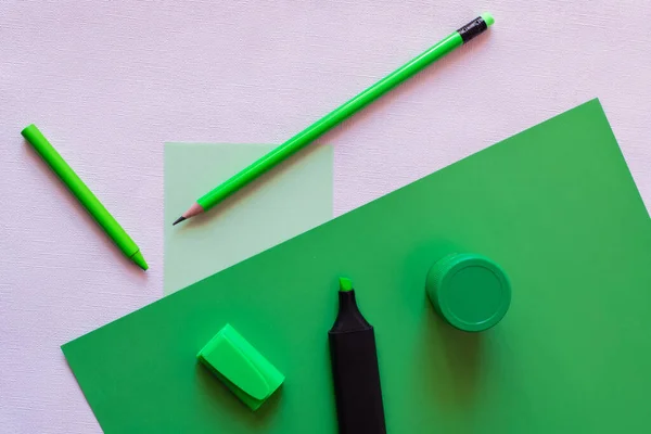 Vista Superior Lápiz Crayón Tarro Con Pintura Rotulador Verde Mientras — Foto de Stock