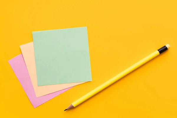 Верхний Вид Карандаша Рядом Разноцветными Бумажными Заметками Желтом Фоне — стоковое фото