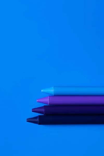 Vue Dessus Des Crayons Dégradé Bleus Sur Fond Lumineux — Photo