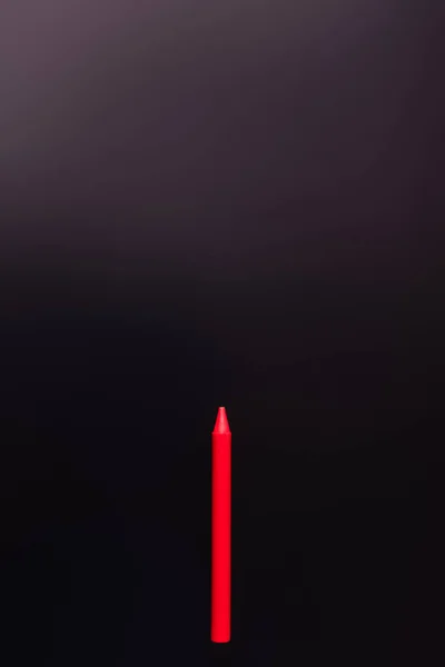 Vista Superior Crayón Rojo Sobre Fondo Negro — Foto de Stock