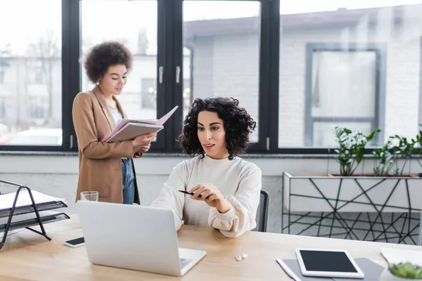 Glimlachende Moslim Zakenvrouw Zoek Naar Laptop Buurt Van Apparaten Afrikaanse — Stockfoto