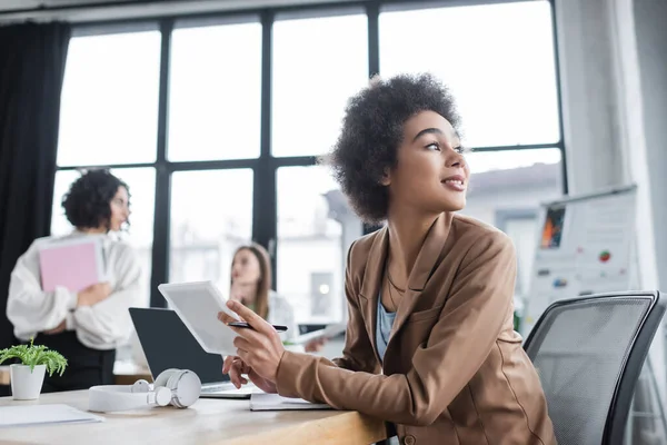 Mujer Negocios Afroamericana Sonriente Sosteniendo Tableta Digital Mirando Hacia Otro — Foto de Stock